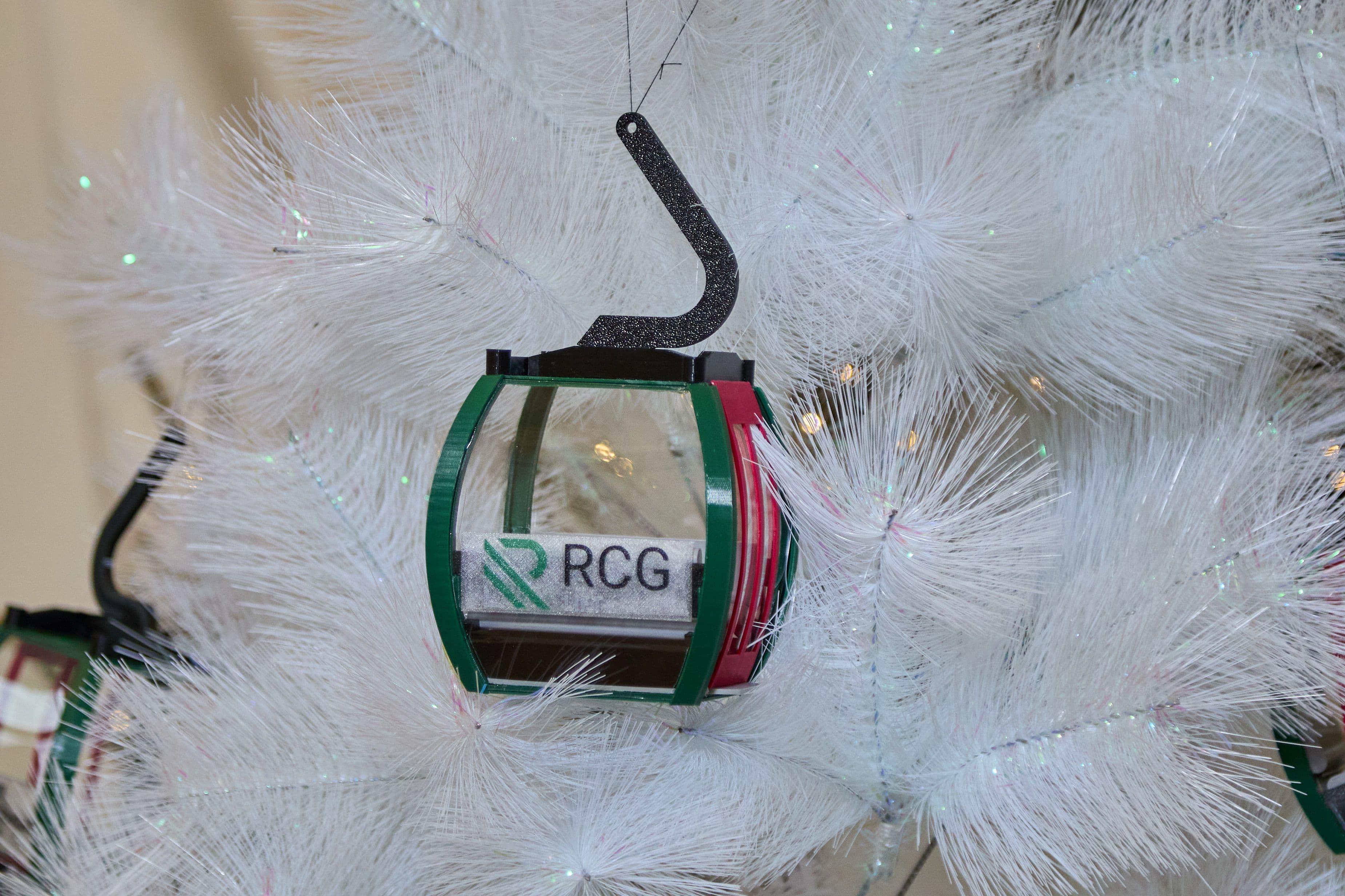 Ёлочная игрушка в виде кабинки RCG. Фото: АО "РКГ"