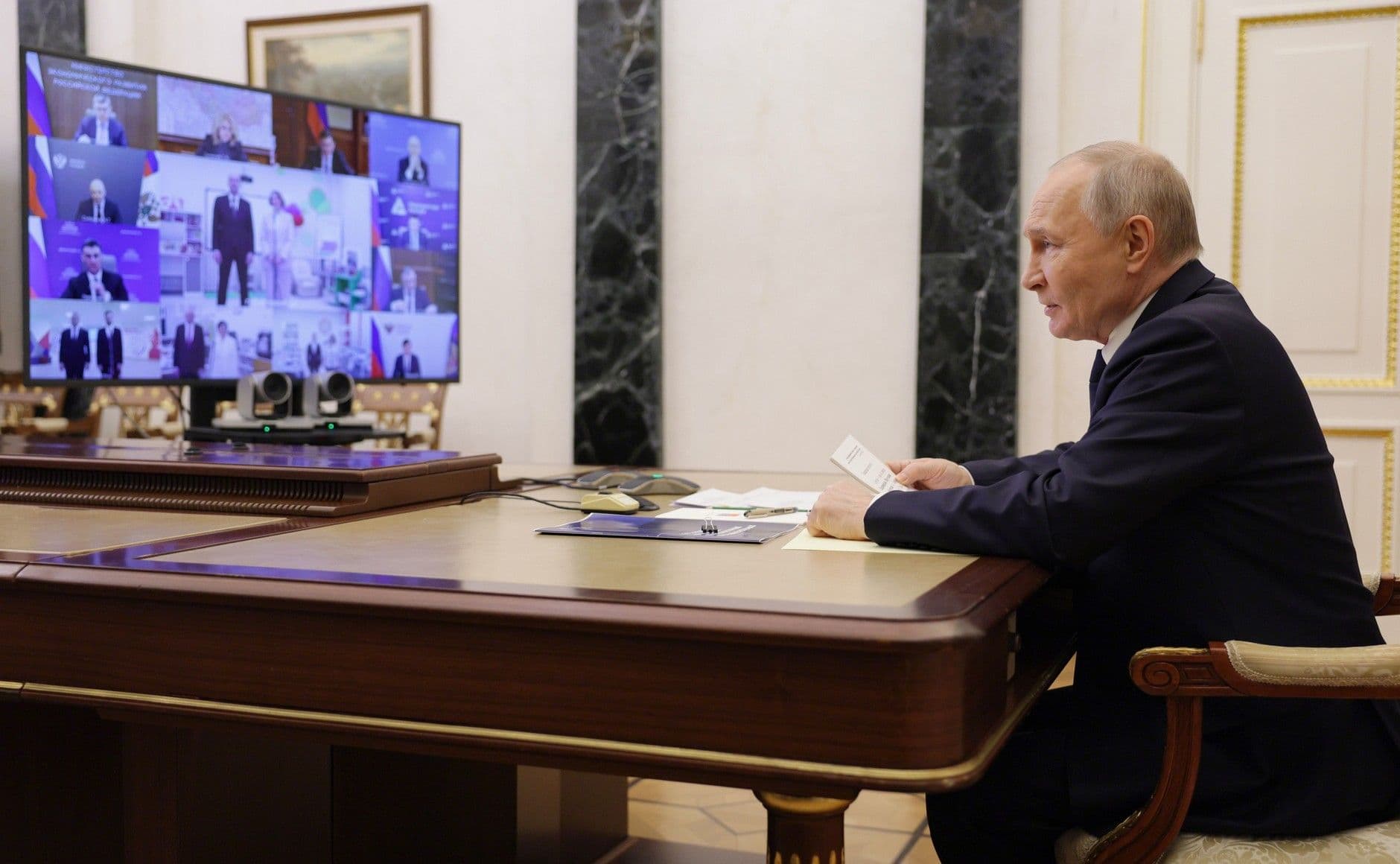 Владимир Путин по видеосвязи провёл совещание с членами Правительства (Фото - Кремлин.ру)