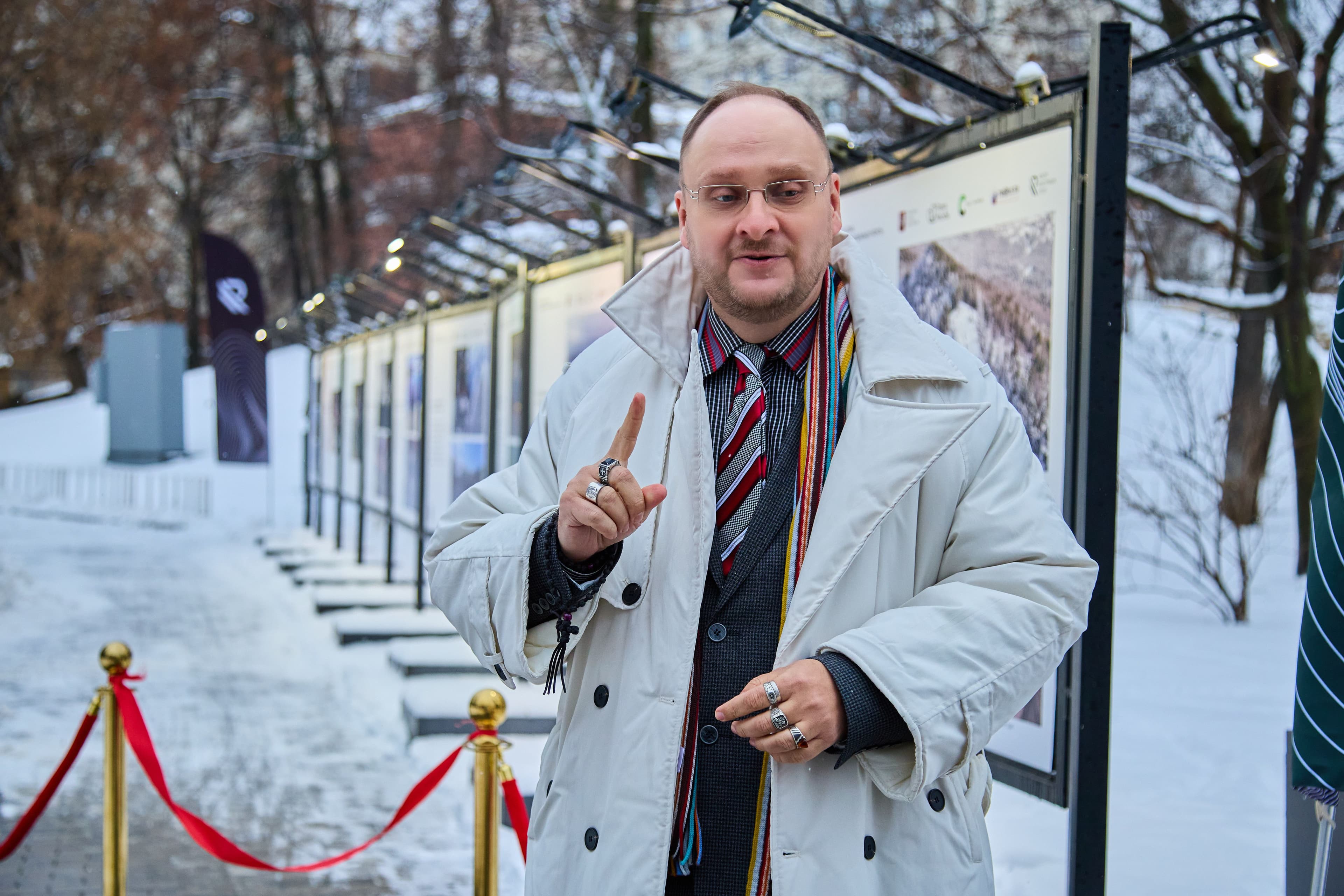 Директор по маркетингу и развитию RCG Игорь Каверзин произносит вступительное слово перед открытием выставки в саду им. Баумана Фото: АО "РКГ"